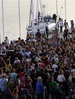 Tilhængere er samlet i Valencias havn for at byde det hollandske abortskib fra 'Women on Waves' velkomment. 