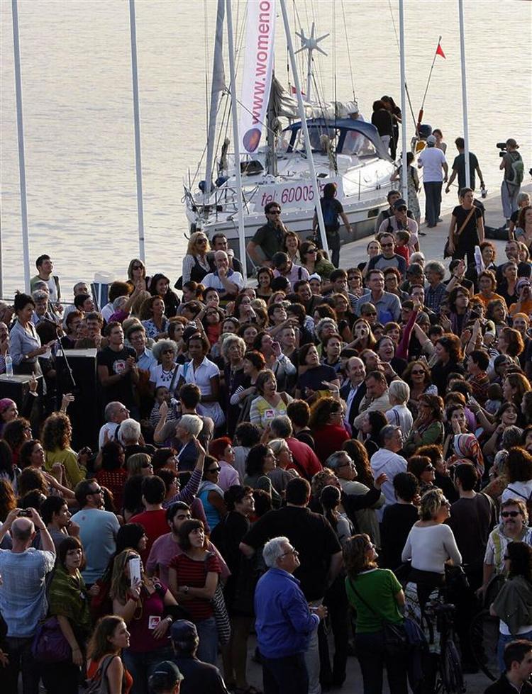 Tilhængere er samlet i Valencias havn for at byde det hollandske abortskib fra 'Women on Waves' velkomment. 