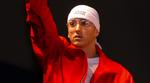 Eminems farvel-album, 'Curtain Call: The Hits fra 2005', blev solgt i 2,9 mio. eksemplarer alene i USA. Det seneste studiealbum 'Encore' er solgt i 5,1 mio. eksemplarer. 