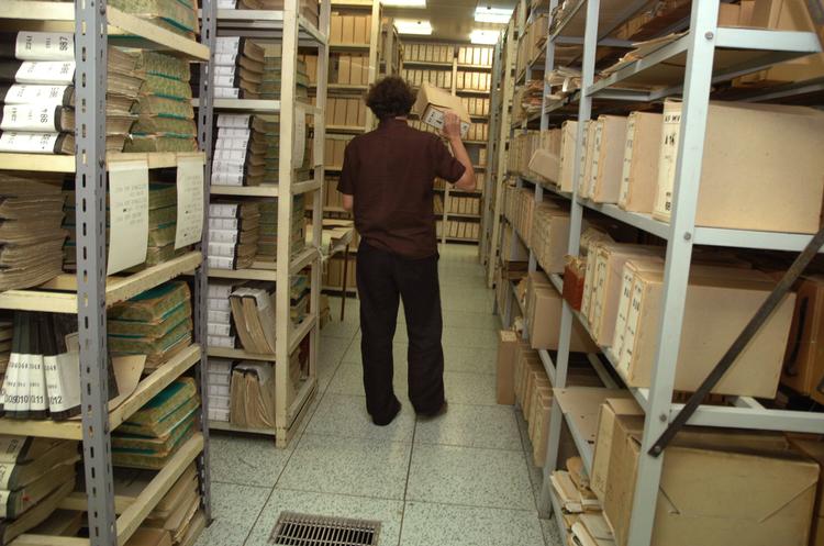 Lagde man alle mapperne fra Instituttet for Studier af Totalitære Regimer ved siden af hinanden, ville de danne en 20 kilometer lang stribe. Det var her i arkivet, man for nylig faldt over et dokument, der angiveligt udråber Milan Kundera som stikker. Foto: Jiri Reichl 