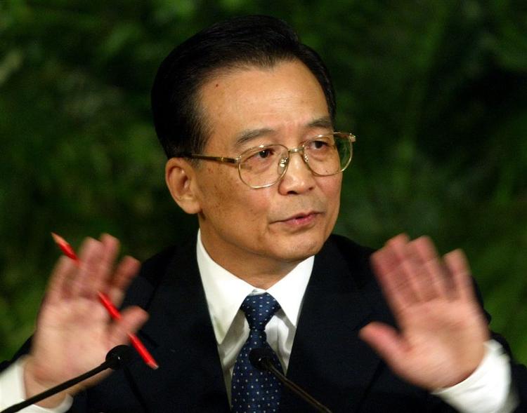 Kinas regeringschef Wen Jiabao tager til orde i sagen om forgiftet mælk (arkivfoto). 