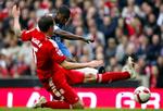 Daniel Agger forsøger her at blokere et skud fra Wigans Olivier Kapo. 