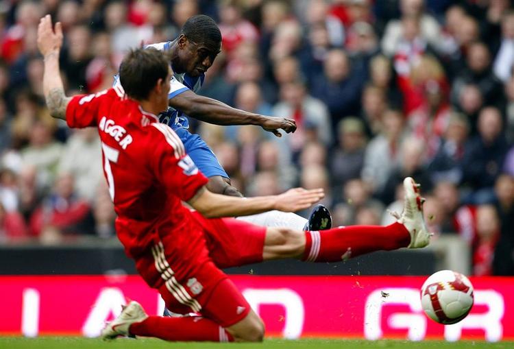 Daniel Agger forsøger her at blokere et skud fra Wigans Olivier Kapo. 