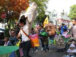 Peoplehood Parade er arrangeret af Spiral Q Puppet Theater, der med egne ord opererer i grænselandet mellem kunst og social retfærdighed i lokalområdet. 