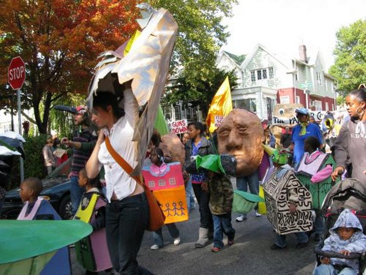 Peoplehood Parade er arrangeret af Spiral Q Puppet Theater, der med egne ord opererer i grænselandet mellem kunst og social retfærdighed i lokalområdet. 