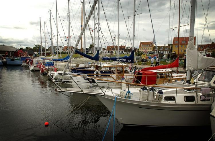 Fiskere og turister færdes ofte på den forkerte side af afspærringer i de danske havne. 