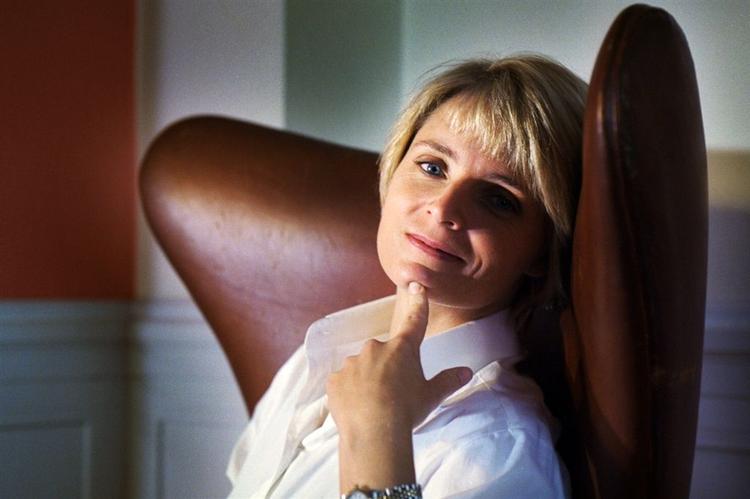 Hanne-Vibeke Holsts roman vil under alle omstændigheder blive læst, spår anmelderne. 