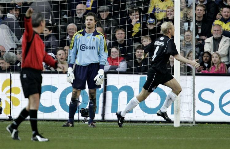 OB's Hans Henrik Andreasen scorer fynboernes første mål. 