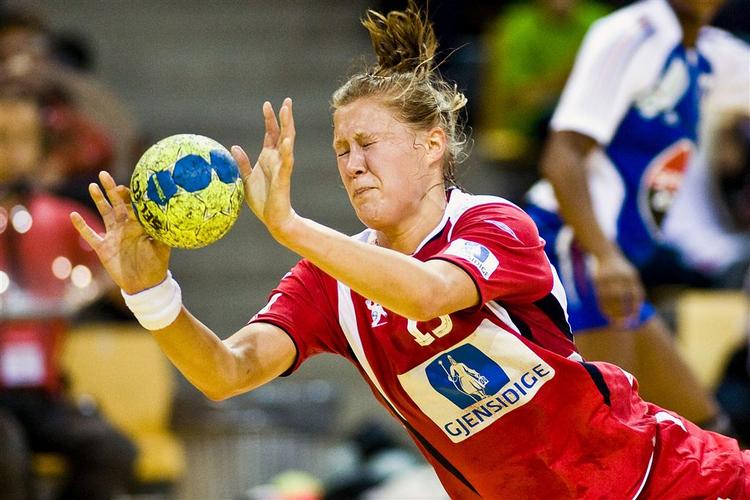 Norges Marit Malm Frafjord i gang med et gennembrud af det danske forsvar. 
