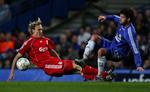 En typisk situation i den engelske Premier League: To udenlandske spillere stjæler billedet. Her i form af Liverpools finske Sami Hyypia (tv.) og Chelseas Michael Ballack. 