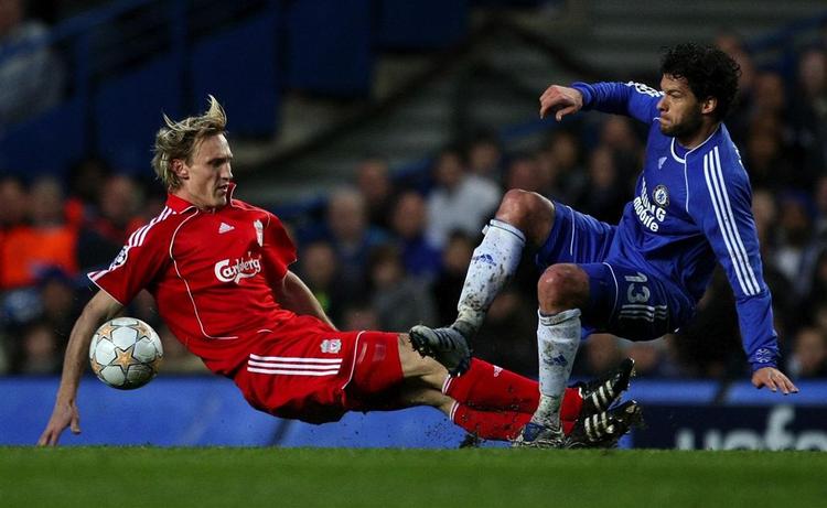 En typisk situation i den engelske Premier League: To udenlandske spillere stjæler billedet. Her i form af Liverpools finske Sami Hyypia (tv.) og Chelseas Michael Ballack. 