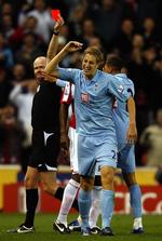 Michael Dawson fik rødt i overtiden og kan se frem til mindst tre spilledages karantæne. 