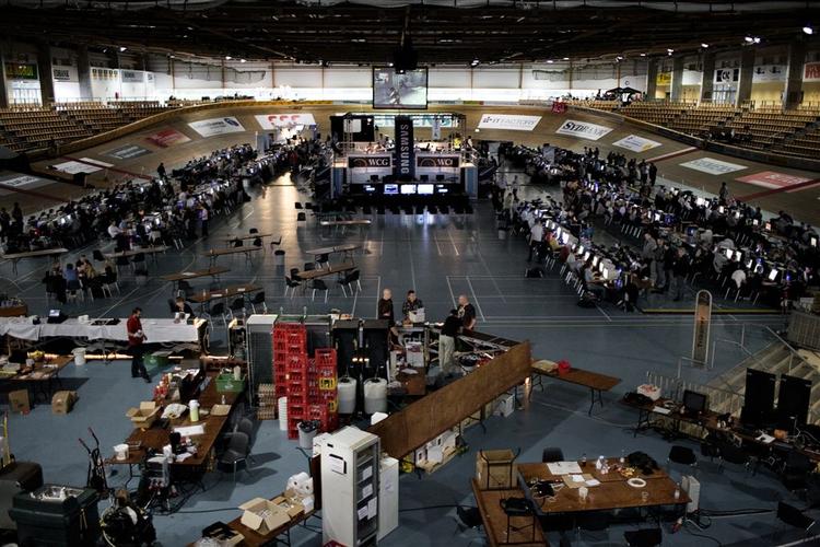 Computernørder som vi kender dem: Side om side i en mørk hal. Her er vi til computerparty i Ballerup Super Arena. 