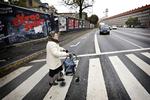 Hun er i luften hver dag. Pensionist Grethe Nielsen bor ved en af Danmarks mest luftforurende vejkryds. Hun støtter initiativet til et sagsanlæg mod staten for ikke at overholde EU's grænseværdier for partikelforurening fra biltrafikken. 