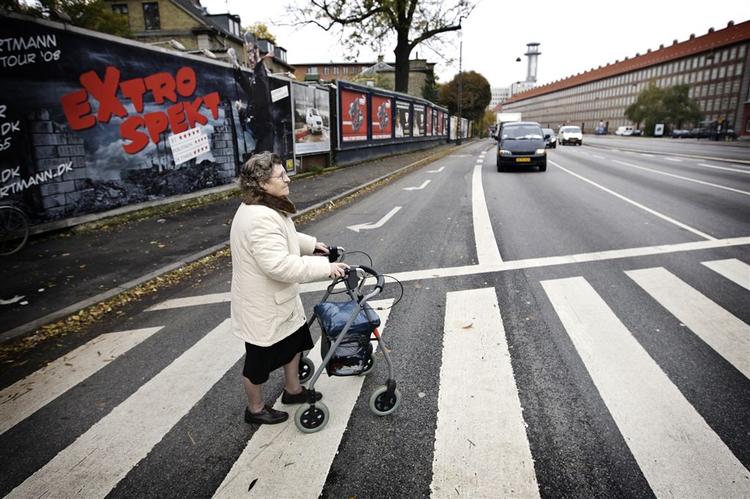Hun er i luften hver dag. Pensionist Grethe Nielsen bor ved en af Danmarks mest luftforurende vejkryds. Hun støtter initiativet til et sagsanlæg mod staten for ikke at overholde EU's grænseværdier for partikelforurening fra biltrafikken. 