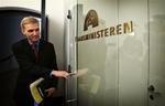 »Vi er kommet et væsentlig skridt nærmere en finanslov«, siger DFs Kristian Thulesen Dahl, efter regeringen har droppet den tvungne opsparing, SP. 