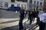 Politibetjent afspærrer Nannasgade efter skyderi nær bydelens skole. 