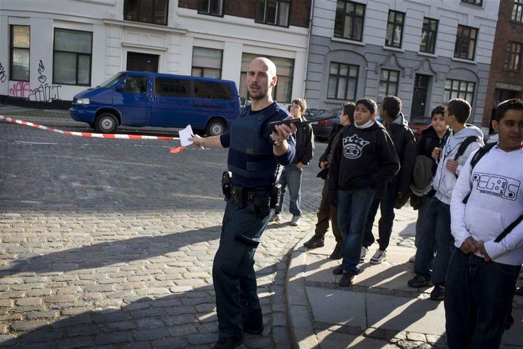Politibetjent afspærrer Nannasgade efter skyderi nær bydelens skole. 