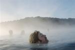Badegæsterne i Den blå lagune på Island og alle andre islændinge kan nu se frem til en efter islandske forhold enorm økonomisk hjælpepakke. Arkivfoto. 