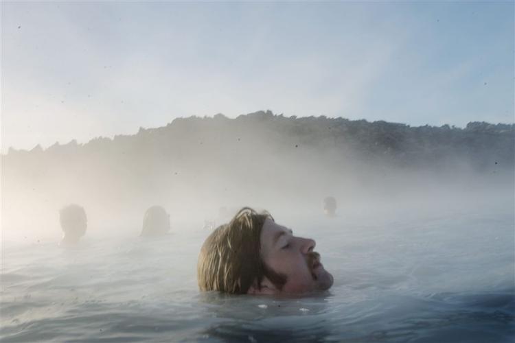 Badegæsterne i Den blå lagune på Island og alle andre islændinge kan nu se frem til en efter islandske forhold enorm økonomisk hjælpepakke. Arkivfoto. 