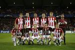 AaB er under pres i den hjemlige superliga, så derfor er det en befrielse, mener spillerne, at spille Champions League som her, hvor spillrne stiller op før kampen mod Manchester United. 
