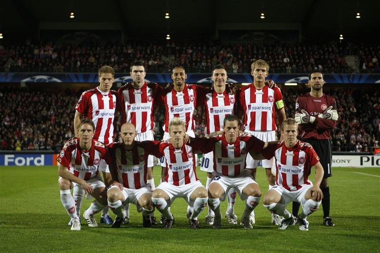 AaB er under pres i den hjemlige superliga, så derfor er det en befrielse, mener spillerne, at spille Champions League som her, hvor spillrne stiller op før kampen mod Manchester United. 