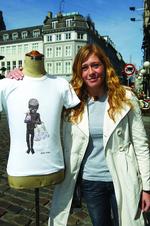 Sådan så den T-shirt ud, som Louis Vuitton krævede millionerstatning for. Kunstneren Nadia Plesner har nu lavet en ny kampagne til fordel for Darfur. 
