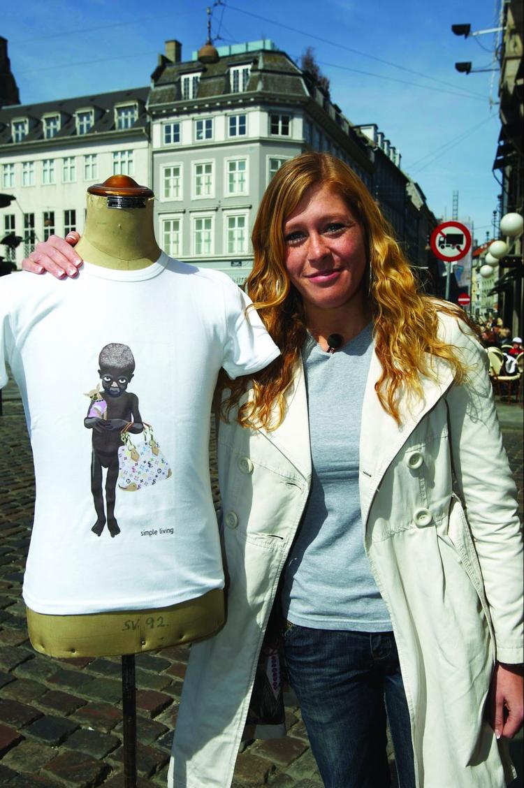 Sådan så den T-shirt ud, som Louis Vuitton krævede millionerstatning for. Kunstneren Nadia Plesner har nu lavet en ny kampagne til fordel for Darfur. 