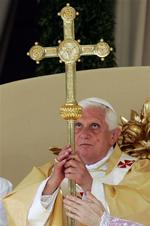 Det var ikke et kors men et nazistisk hagekors, der hang over hovedet på pave Benedict XVI på et billede, som blev vist på en hjemmeside i Israel, der støtter regeringspartiet (Arkivfoto). 