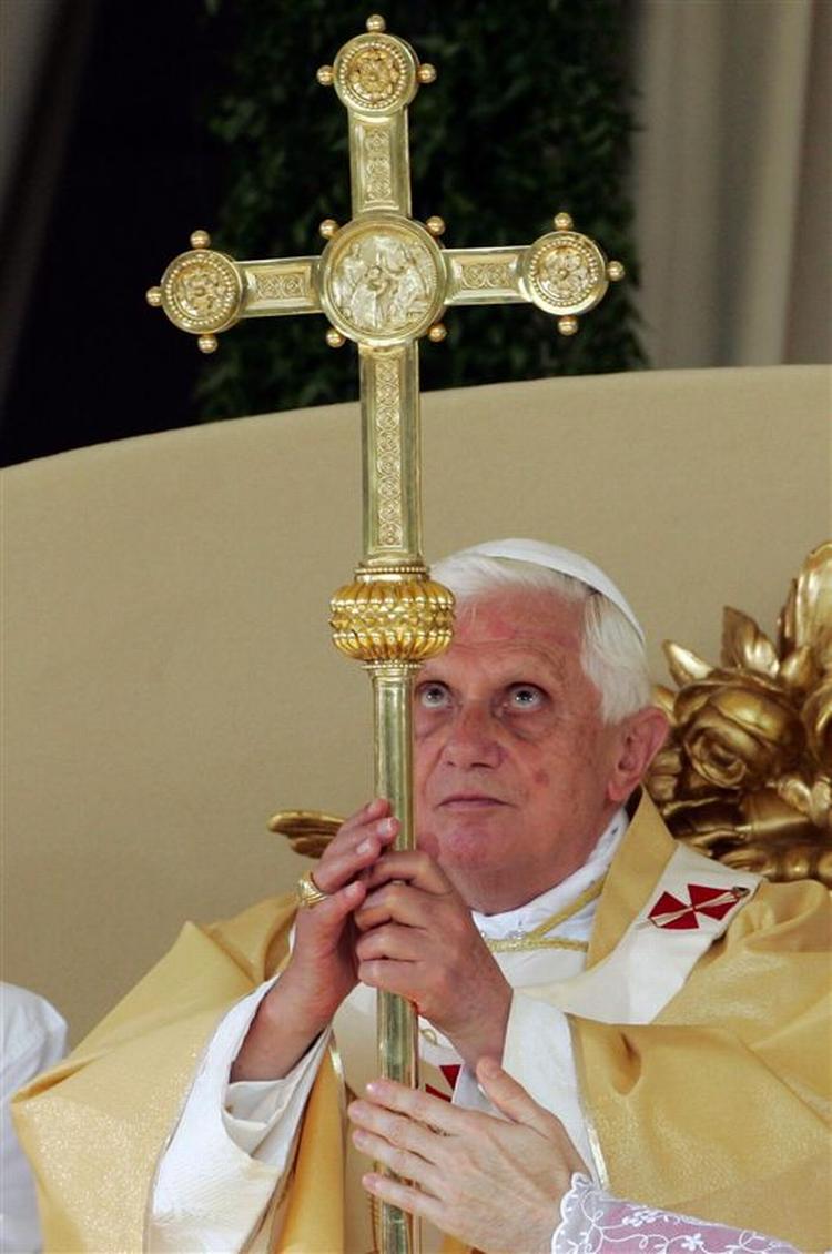 Det var ikke et kors men et nazistisk hagekors, der hang over hovedet på pave Benedict XVI på et billede, som blev vist på en hjemmeside i Israel, der støtter regeringspartiet (Arkivfoto). 
