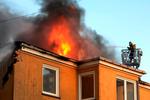 Brandfolkene har kæmpet i timevis for at slukke storbrand, der fik gavl til at blæse ud af bygning. Billedet her er taget minutter før eksplosionen. 