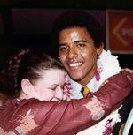 Barack Obama har afbrudt sin valgkamp for at besøge sin syge bedstemor, som han her på billedet krammer efter sin high school-afgang. 