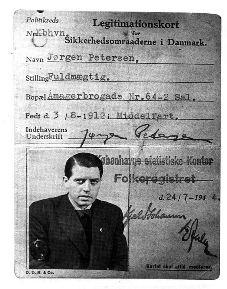 Børge Outze opererede under flere forskellige identiteter, og det meste af besættelsestiden kaldte han sig ingeniør Bjørn Hougaard. Her på fotoet optræder han som Jørgen Petersen, fuldmægtig. 