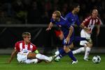 Thomas Augustinussen i nærkamp med Manchester Uniteds Paul Scholes for tre uger siden. 