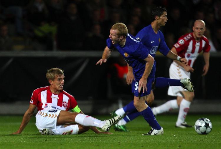 Thomas Augustinussen i nærkamp med Manchester Uniteds Paul Scholes for tre uger siden. 
