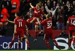 Liverpools Dirk Kuyt (øverst blandt de jublende spillere i rødt) skal sørge for mål i udebaneopgøret i Madrid mod Atletico. 