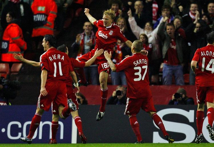 Liverpools Dirk Kuyt (øverst blandt de jublende spillere i rødt) skal sørge for mål i udebaneopgøret i Madrid mod Atletico. 