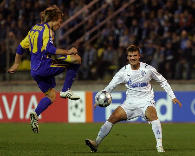 Sergej Kryvets (til venstre) overfor Zenits  Igor Denisov. 