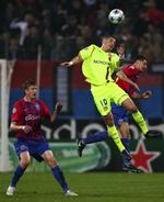 Karim Benzema (i gult) var på pletten to gange i Lyons 5-3-sejr over Steaua. 