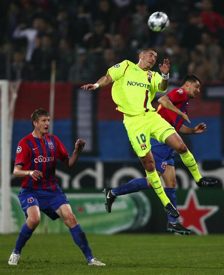 Karim Benzema (i gult) var på pletten to gange i Lyons 5-3-sejr over Steaua. 