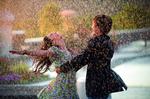 KÆRLIGHEDSREGN. De store følelser har det med at plaske ned fra himlen i High School Musical. Her er det heltinden Gabriella og helten Troy, der får sig en ordentlig dukkert under nok en svingom på skolens tag. Foto: Disney 