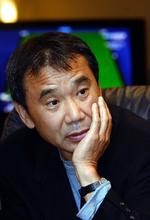 Haruki Murakami har skrevet en - efter eget udsagn - meget tyk bog om en ulykkelig mand. Foto: Stan Peska/AP 