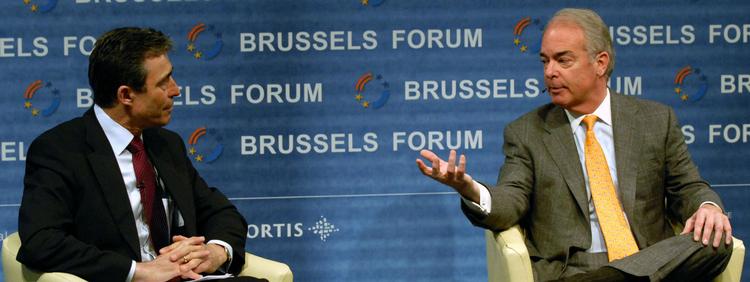 I dag er det en institutionaliseret del af den politiske beslutningsproces, at politikere og embedsmænd rejser flittigt. Her taler den danske statsminister med direktøren for Duke Energy, James E. Rogers, i Bruxelles. Foto: Thierry Charlier 