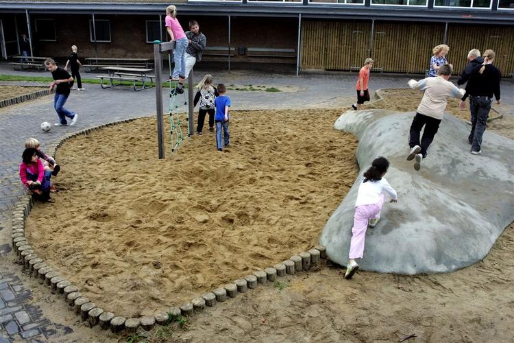 Glade børn på en skole ved Randers (arkivfoto). 