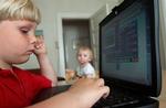 Forbrugerstyrelsen afliver en række myter om, at internettet er et farligt sted for børn. Her er det Oliver, der er på nettet. Arkiv 