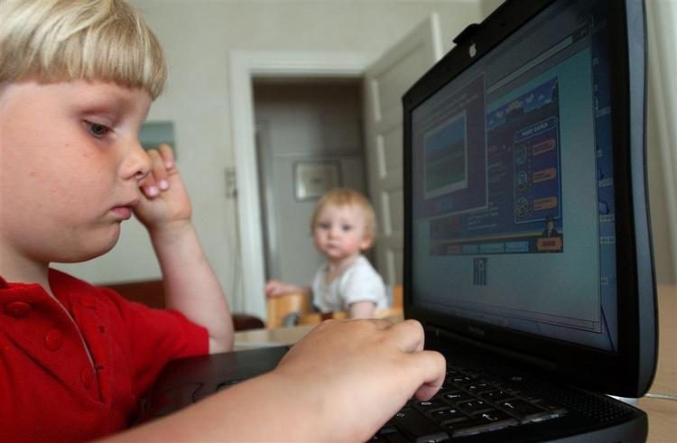 Forbrugerstyrelsen afliver en række myter om, at internettet er et farligt sted for børn. Her er det Oliver, der er på nettet. Arkiv 