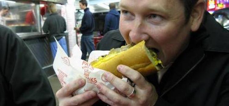 Mike Jackson går om bord i sin Philly Cheese Steak nummer to, men må give op på halvvejen. Gå til bunden af artiklen for et closeup af kødbassen. 