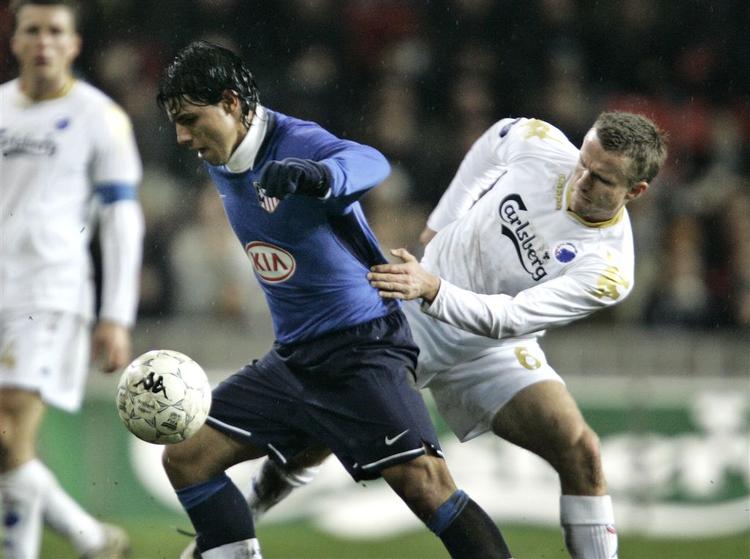 Rasmus Würtz (til højre) var med i FCK's nederlag til Atletico Madrid i Uefa Cuppen for et lille års tid siden. Her er han i infight med argentineren Sergio Agüero. 