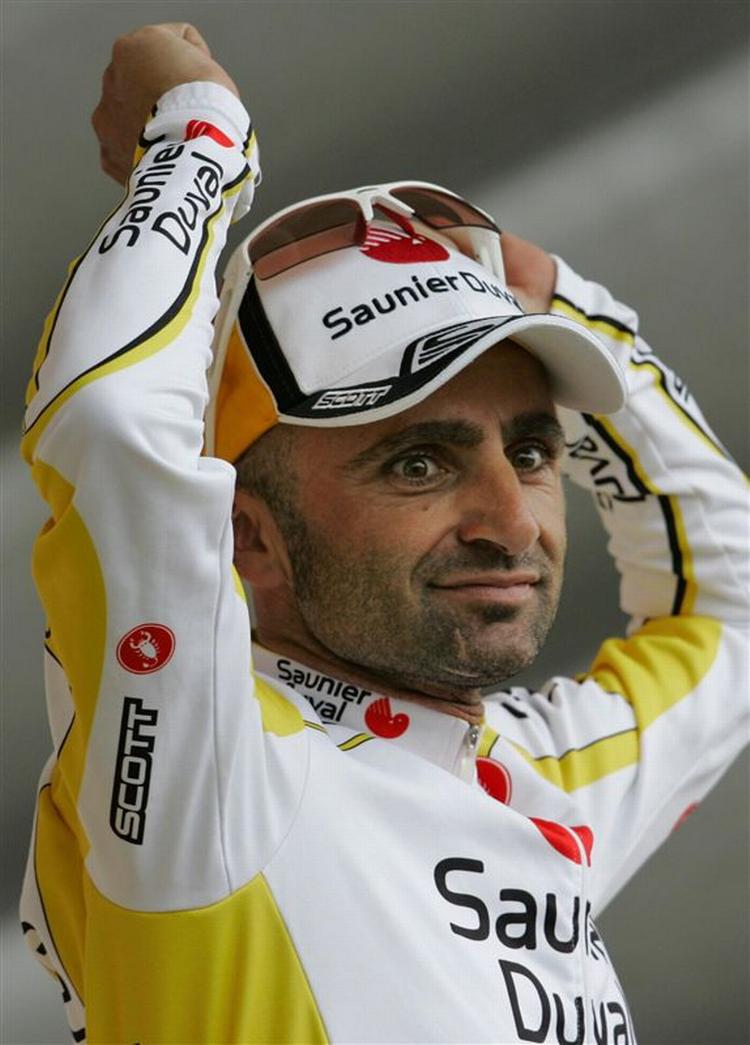 Leonardo Piepoli fra Italien var også dopet under Tour de France. Her jubler han efter at have vundet 10. etape i løbet. Arkivfoto. 