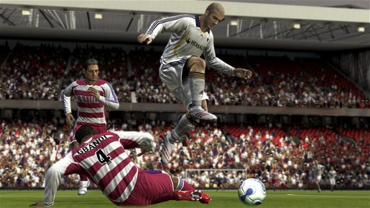 Reglerne er Fifa 08 er som på det rigtige græs, men en halvleg varer kun fem minutter. 